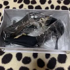 黒 リボン付き ビジュー パンプス