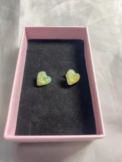 エメラルドグリーンハートピアス