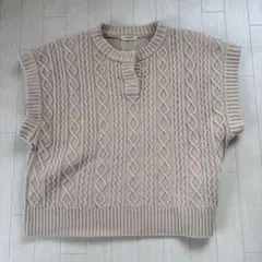 ベージュ ケーブルニット ニットベスト