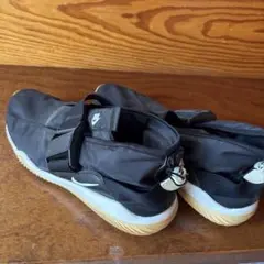 Nike ブラック ストラップスニーカー