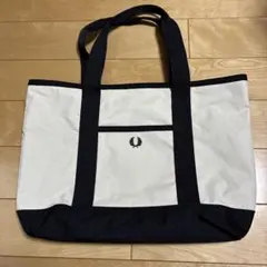 FRED PERRY⭐︎フレッドペリー⭐︎トートバッグ⭐︎ブラック×アイボリーのサムネイル