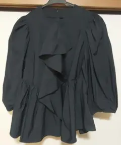 新品未着用　フリル付き黒長袖ブラウス　ペプラム