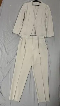 【セレモニーにもおすすめ】anysis ノーカラーグレージュパンツスーツ