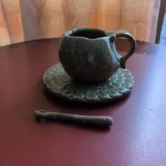 緑色の陶器カップとソーサーセット