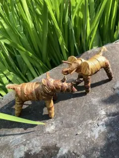 世界のかわいい民藝品　天然素材の象とサイのお人形　てづくり