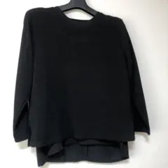 黒の長袖トップス 重ね着