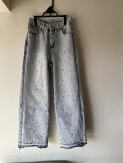 ストーン装飾付きライトブルーストレートデニム