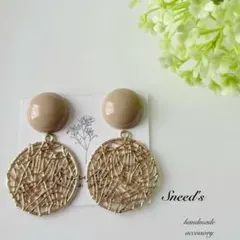 ▪ゴールド透かしチャーム×ぷっくりカボションピアス／イヤリング