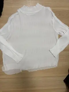 ホワイトプリーツ長袖ハイネックシャツ