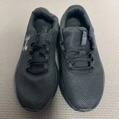 Under Armour Charged Surge スニーカーのサムネイル