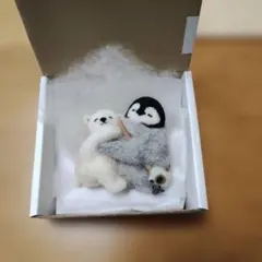仲良し♡ペンギンとホッキョクグマの羊毛フェルトのブローチ（手作り）