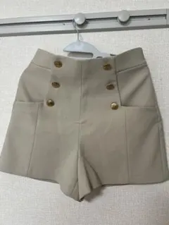 ZARA ショートパンツ ベージュ 金ボタンのサムネイル