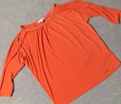 マイケル・コースのオフショルダー(肩開き)Tシャツのサムネイル
