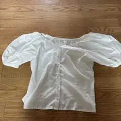 GU ホワイトオフショルダーパフスリーブシャツ