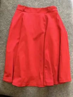 赤いフレアスカート ひざ丈