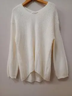 GU　ジーユー　ニット　白　Vネック　長袖　Mサイズ