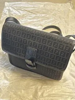 FENDI ブラック ショルダーバッグ