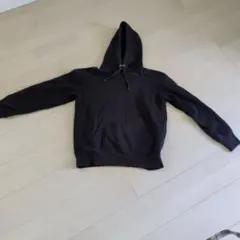 黒いパーカー 調整可能なフード付き