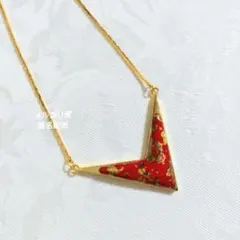 赤と金のV字型ネックレス