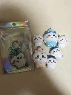 ハチワレ　ちいかわ　ぷっくりったいキーホルダーとフィギュアセット