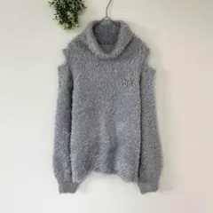 アプレジュール［F］美品◎シルバーブローチ◎ラメ加工◎肩出しタートルネックニット
