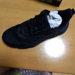 Under Armour オールブラック スニーカー 6009609-002のサムネイル