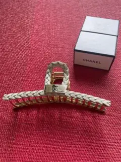 CHANEL 白　ホワイト　ヘアクリップ1点