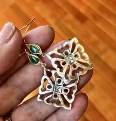 SALE14kgf黒蝶貝のカービングとエメラルドのピアス