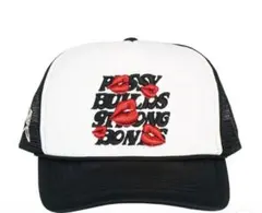 【新品・未使用】リップマーク刺繍トラッカーキャップ