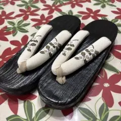 ⭐︎新品⭐︎花柄刺繍の鼻緒 木製下駄