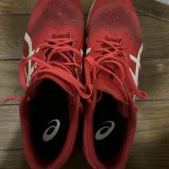 ASICS レッド スパイクシューズ