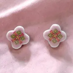 北欧刺繍風 小花ピアス くすみピンク 小ぶり ナチュラル タイルアクセサリー