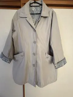 薄いグレー トレンチコート 花柄裏地