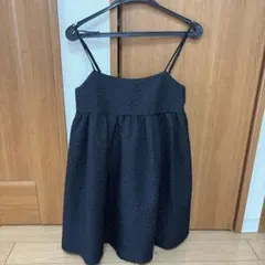 ブラック 黒キャミソール エンボス加工 フレアシルエット後ろリボン　Mサイズのサムネイル