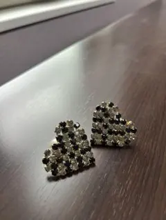 ハート型ビジューピアス