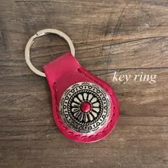 コンチョ付きキーリング　ピンク　キーホルダー　レザー　本革