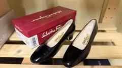【ほぼ未使用】クロコ押 Ferragamo 黒 レザー ヒールパンプスのサムネイル