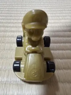 マクドナルド　ゴールド マリオカート フィギュア