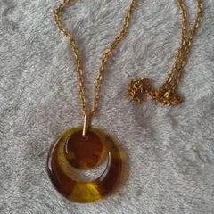 イエローとブラウンの円形ネックレス　実家整理