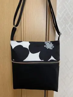 大きな花柄＆無地ブラック☆お洒落☆ハンドメイドショルダーバック☆ポシェット☆