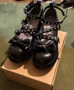 axes femme POETIQUE クロスチャームおでこパンプス 黒のサムネイル