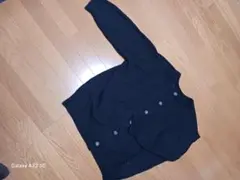 黒いボタン付き長袖ニットセーター