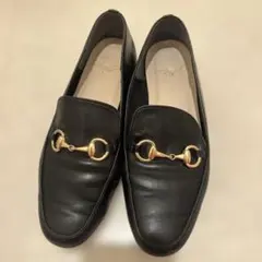 ラウナレア　黒のレザー ローファー ゴールド金具のサムネイル