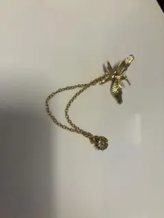 金色の飛んでいる鳥のブローチ