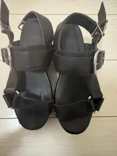 ブラックストラップ厚底サンダル