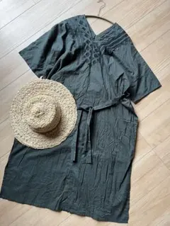 オシャレ　刺繍　ワンピース　グリーン　深緑　大人　ヴイネック　ナチュラル