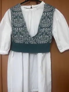 グリーンとホワイトのニットベスト