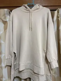 着用回数2回・PUMA ベージュ フード付き パーカー　ジム着などに