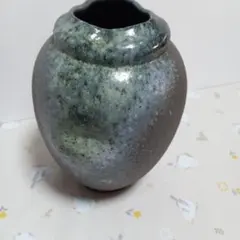 陶器製花瓶 　大変個性的で所を選びません。