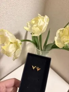 ルイ・ヴィトンピアス・エセンシャル V ゴールド V字型 ピアス(両耳用)